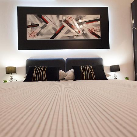 Apartman Aurelius - Private Parking Osijek Buitenkant foto